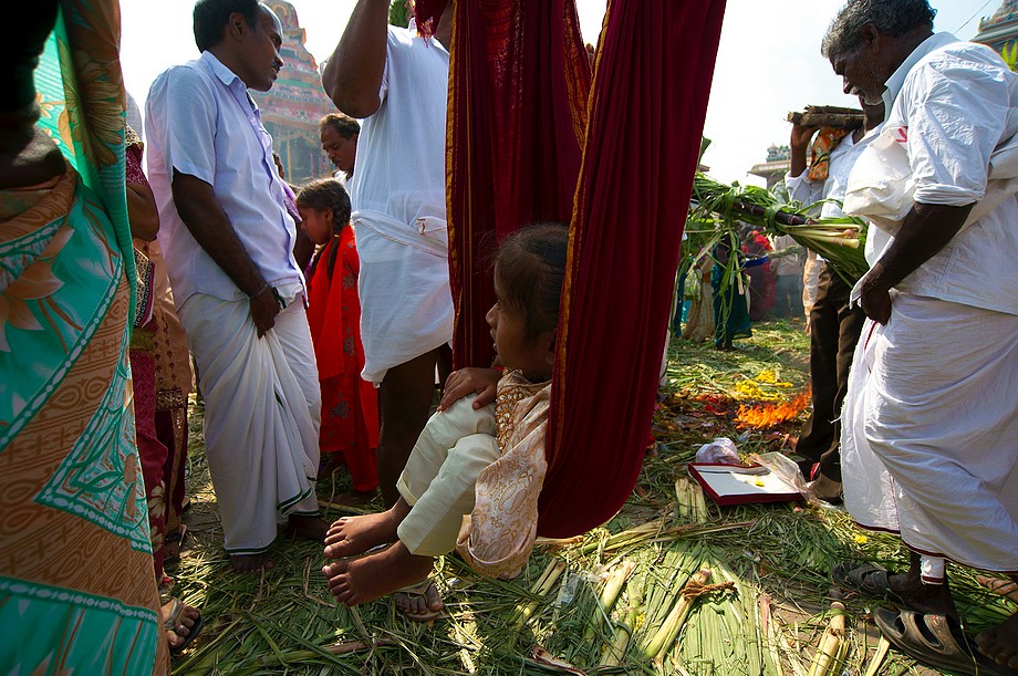 Dziewczynka przyniesiona do pobłogosławienia wisi w nosidle (Karthigai Deepam 2011)